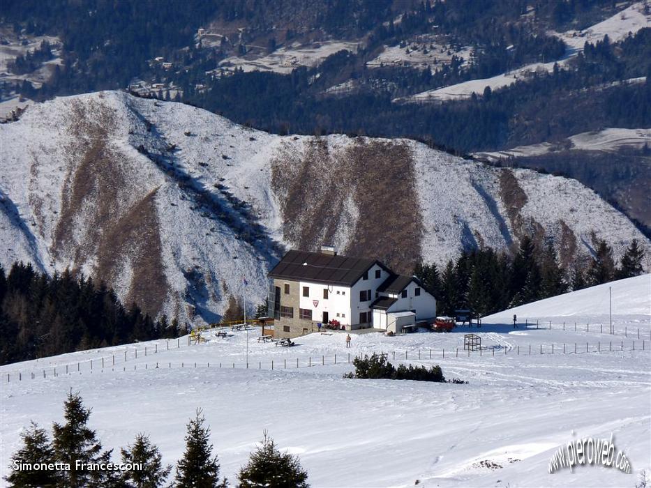 30 CI ASPETTA UN PASTO CALDO AL RIFUGIO.JPG